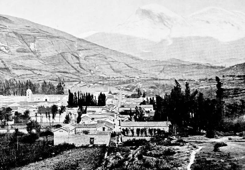 Yungay a comienzos del siglo XX: casas de teja, la iglesia y árboles en el valle; al fondo, el Huascarán nevado.